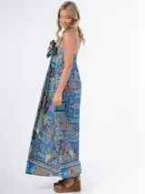 Vestido largo de algodón con estampado multicolor, corte cuadrado y elástico en la espalda. Incluye un aplique de flor desmontable.