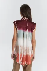 Camisa sin mangas de viscosa con teñido batik multicolor, ruedo redondeado y calce recto.