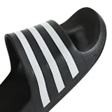 Ojotas Adidas Adilette Aqua de color negro con tres bandas blancas en el empeine, diseño de una sola pieza moldeada.