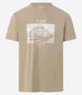 Remera de manga corta color beige claro, con cuello redondo y estampa rectangular frontal con un carpincho en el agua.