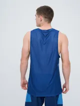 Musculosa deportiva Umbro del Club Nacional de Football, modelo Press para hombre. Diseño sin mangas en tonos azules con estampado abstracto, con el logo de la marca en el pecho derecho y el escudo del club en el izquierdo.