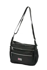 Bandolera de nylon color negro, con múltiples compartimentos con cierre metálico en la parte frontal y superior. Cuenta con bolsillos laterales elásticos y correa ajustable y desmontable.