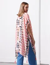 Kimono tejido con estampado de rayas azules y blancas, mangas amplias estilo japonés y terminación de ruedo con borlas azules.