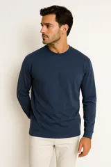 Remera de manga larga color negro, con cuello redondo a la base.