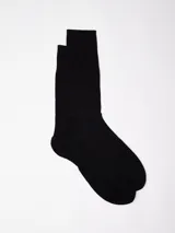 Par de medias de vestir lisas, confeccionadas en tejido de algodón y poliamida, con diseño clásico y acabado suave.