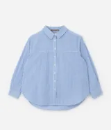 Camisa plus size alargada confeccionada en tela anarruga a rayas verticales celestes y blancas, con cuello inglés, botones delanteros para cierre y mangas largas con puños abotonados.