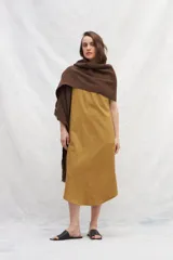 Chal de lana sin teñir, color crema, con flecos en los extremos.