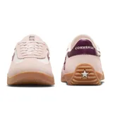 Championes Converse Run Star Trainer, color rosa pálido con detalles en morado y suela de goma marrón.