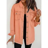 Campera tipo sobrecamisa de jean en color naranja, con corte oversize, cuello italiano, cierre frontal con botones metálicos y ruedo deshilachado. Cuenta con bolsillos frontales con solapa y mangas largas.