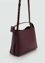 Bolso de mano tipo shopper, color bordó, con diseño estructurado, asa corta ajustable y cierre de imán interior.