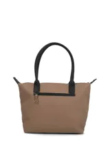 Cartera tipo tote color marrón con logo de la marca grabado en el frente. Posee manijas fijas en color negro y un detalle de cordón decorativo en uno de los laterales.