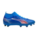 Championes de fútbol Puma Ultra 6 Match+ con diseño de corte medio, color azul con detalles en naranja y blanco. Presentan una estructura ligera con cordones y suela con tapones para superficies firmes y artificiales.