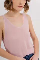 Musculosa tejida color amarillo pálido, con escote en V delantero y trasero.