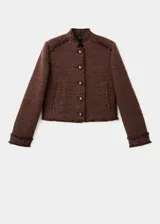 Chaqueta estructurada de tweed en color marrón, de corte recto con cuello redondo, manga larga y cierre frontal de botones. Presenta terminaciones deshilachadas y bolsillos frontales.