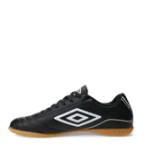Championes de fútbol sala Umbro modelo Classico III IC, color negro con detalles en blanco. Presentan un diseño clásico con costuras en la puntera para mayor control y suela de goma color caramelo diseñada para superficies de interior.