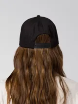Gorro con visera curva de color negro, con parche de silicona con el logotipo de Caterpillar en el frente.