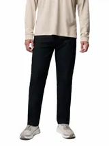 Pantalón largo negro de corte recto, con bolsillos laterales y traseros, confeccionado con mezcla de algodón elástico.
