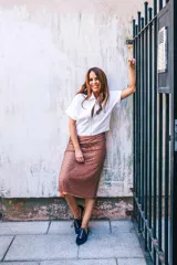 Zapato tipo blucher de pelo pony en color azul marino, con cierre de cordones y ribetes en color ocre. Presenta una silueta geométrica con aberturas laterales y tacón forrado en forma de lágrima.