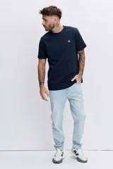 Remera de algodón color azul marino, de corte clásico y cuello redondo, con un pequeño logo bordado en el pecho.