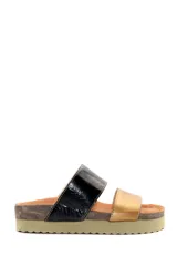 Sandalias tipo birkis con plataforma, base color suela y dos tiras, una de cuero negro con textura y otra dorada.
