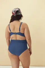 Calzón de bikini tiro alto color negro, con frunce en la cintura.