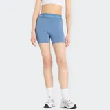 Short deportivo ajustado de tiro alto, color azul claro, con banda elástica en la cintura que lleva el logo de New Balance repetido.