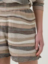Short de punto tejido de tiro alto, con cintura elástica y diseño de rayas horizontales en tonos beige, blanco, marrón y celeste, marca RKF.