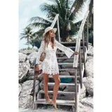 Vestido corto de encaje negro con diseño floral, escote en V profundo y mangas largas acampanadas. Presenta terminaciones con bordes festoneados.