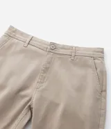 Pantalón masculino de corte skinny confeccionado en sarga de algodón con elastano. Presenta cierre frontal con botón y cremallera, cintura con trabillas y bolsillos laterales y traseros.