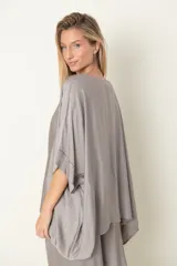 Blusa italiana en satén de seda color visón, modelo pañuelo.