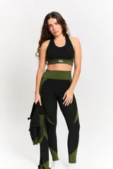 Conjunto deportivo de tres piezas compuesto por top, calza chupín y campera con cierre. Presenta un diseño texturizado en color negro con detalles en verde limón en los laterales y elásticos.