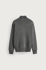 Chaqueta de punto relaxed fit de algodón color gris oscuro con efecto lavado, cuello subido, manga larga y cierre frontal con cremallera.