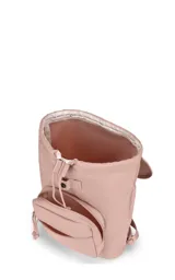 Mochila mini JanSport Highlands, color rosa pálido, con asa superior, bolsillo frontal con cierre y logo de la marca en el frente.