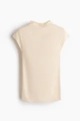 Top entallado de punto fino en color beige, con cuello alto, mangas japonesas y bajo recto.