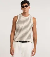 Musculosa de punto texturizado color beige con rayas horizontales en gris oscuro, cuello redondo y corte cómodo.