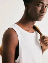 Musculosa blanca de corte recto y cuello redondo.