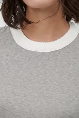 Remera de manga larga color bordó con cuello redondo en contraste color crema y costuras decorativas visibles en el ruedo y puños.