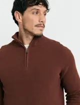 Remera de punto inglés con cierre frontal parcial y cuello alto, confeccionada en algodón con puños y cuello en punto canalé.