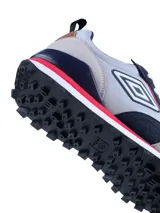 Championes urbanos Umbro modelo Venturi, con diseño multicolor en tonos gris, azul marino, blanco y detalles en rojo. Confeccionados en una combinación de cuero y malla, cuentan con suela de EVA y TPR para mayor confort y tracción.