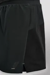 Short deportivo negro de tejido técnico ligero y elástico, con forro interior.