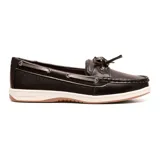Zapato náutico de cuero sintético negro con cordones y suela blanca.