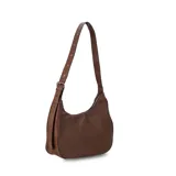 Cartera tipo hobo o media luna de cuero sintético negro, con textura granulada. Posee una correa ajustable para llevar al hombro o cruzada.