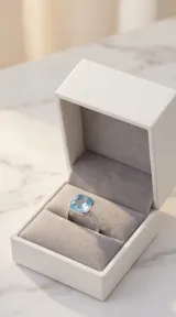 Anillo de plata con cristal cuadrado facetado en color celeste y engaste con circonias en el aro.