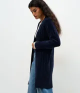 Cardigan alargado Marfinno de punto texturizado color marfil, con diseño abierto, mangas largas y puños canelados.