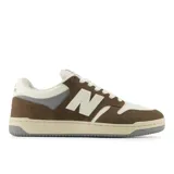 Championes urbanos New Balance modelo 480, inspirados en siluetas clásicas de baloncesto. Presentan una combinación de colores marrón, crema y gris, con detalles en gamuza y cuero sintético, suela de goma resistente tipo cupsole y el logo N característico en los laterales.