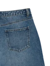 Jean wide leg de tiro medio y perneras amplias, confeccionado en denim azul con efecto lavado y diseño clásico de cinco bolsillos.