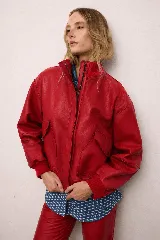 Chaqueta de cuero sintético color rojo, con cuello alto, cierre frontal con cremallera, mangas largas con puños elastizados de rib y bolsillos frontales con solapa.
