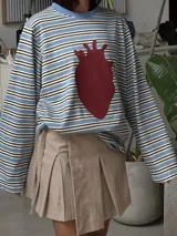 Remerón de algodón a rayas horizontales en tonos azul, blanco y marrón, con cuello redondo y estampa central de un corazón anatómico en color bordó.