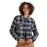 Campera tipo sobrecamisa de corte cropped, confeccionada en tela de franela con diseño de cuadros en tonos azul marino y crema. Presenta cuello clásico, cierre frontal con botones, bolsillos con solapa en el pecho y forro interior acolchado.