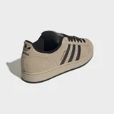 Championes Adidas Superstar II de gamuza en color beige, con las icónicas tres tiras y detalles en negro, puntera de caucho y suela a tono.
